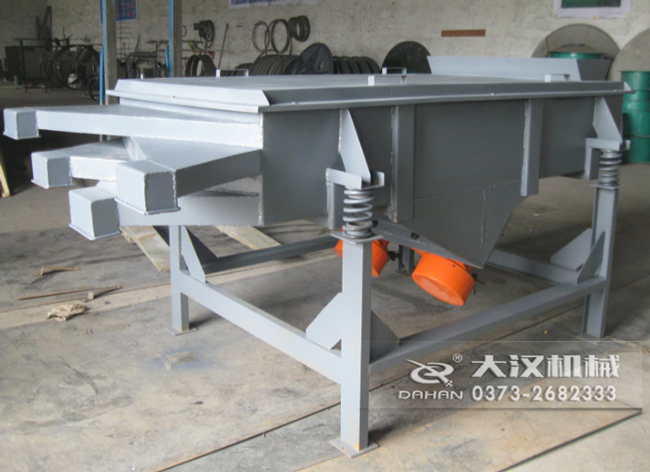  525型直線振動篩采用碳鋼材質(zhì)，有四個出料口可同時篩出5種不同的物料等級。