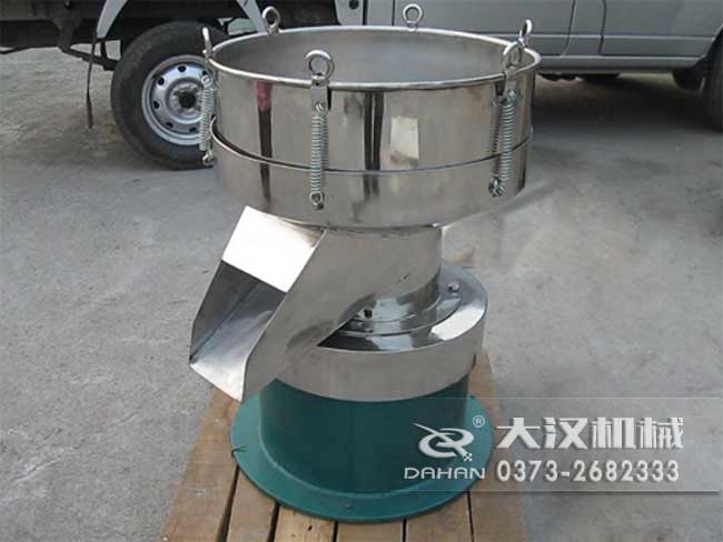 涂料振動篩由：框體，振動斗，出料口，振動電機底座等部件組成