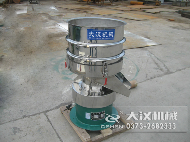 涂料過濾振動篩：利用振動電機的振動力帶動物料在篩網(wǎng)上進行篩分，從而利用篩網(wǎng)孔徑的大小不同，完成涂料的分級，除雜等篩分目的。