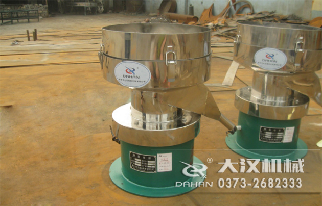 涂料振動篩底部為碳鋼材質(zhì)，上半部分與無聊接觸的為不銹鋼材質(zhì)，這種產(chǎn)品能夠在成本上有所節(jié)約。