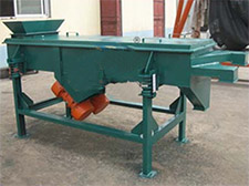 碳鋼加裝料斗的雙層直線振動篩。