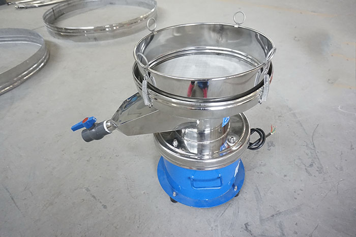 450過(guò)濾篩出料口處加裝閥門(mén)裝置，便于控制物料的出料量。