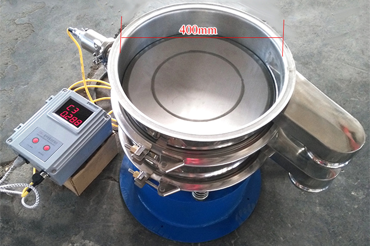 小型振動(dòng)篩采用彈跳球?yàn)榍寰W(wǎng)裝置，清網(wǎng)效果好。