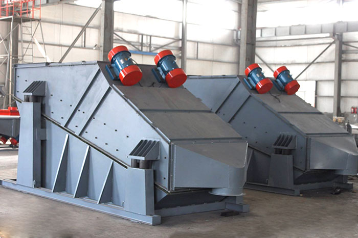 ZSG礦用振動篩采用雙電機振動，電機位置安裝在頂部，便于更好的傳遞振動力。