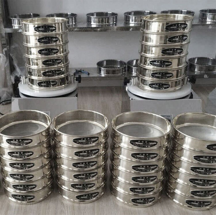 試驗篩采用SUS403不生銹材質，篩框壁厚0.6mm經久耐用不變形，可耐400°高溫，可用于無機，有機溶液。