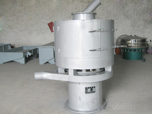 氣流篩與其它普通振動篩不同的是其采用的是立式篩網(wǎng)，篩分主要動力來自風機的吹動帶動物料撲向篩網(wǎng)，從而完成篩分目的。